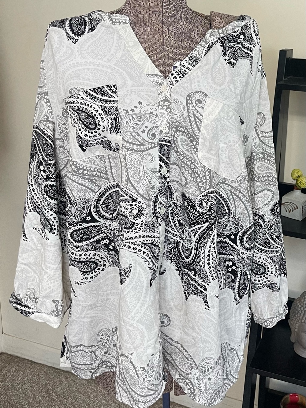 Laura Scott Black & White Paisley Button-Front Blouse